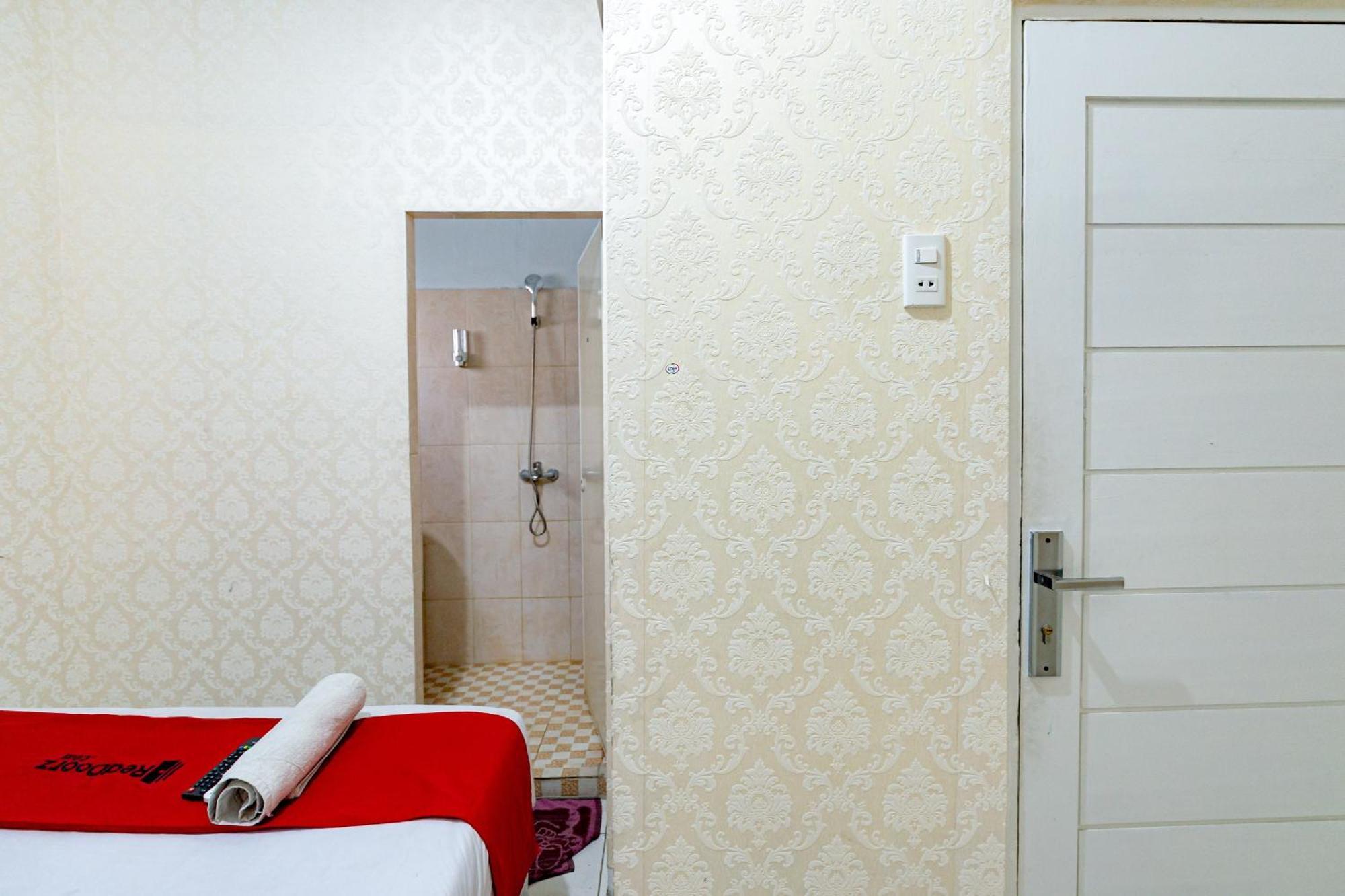ホテル Reddoorz Near Rsud Dr Pringadi Medan 3 エクステリア 写真