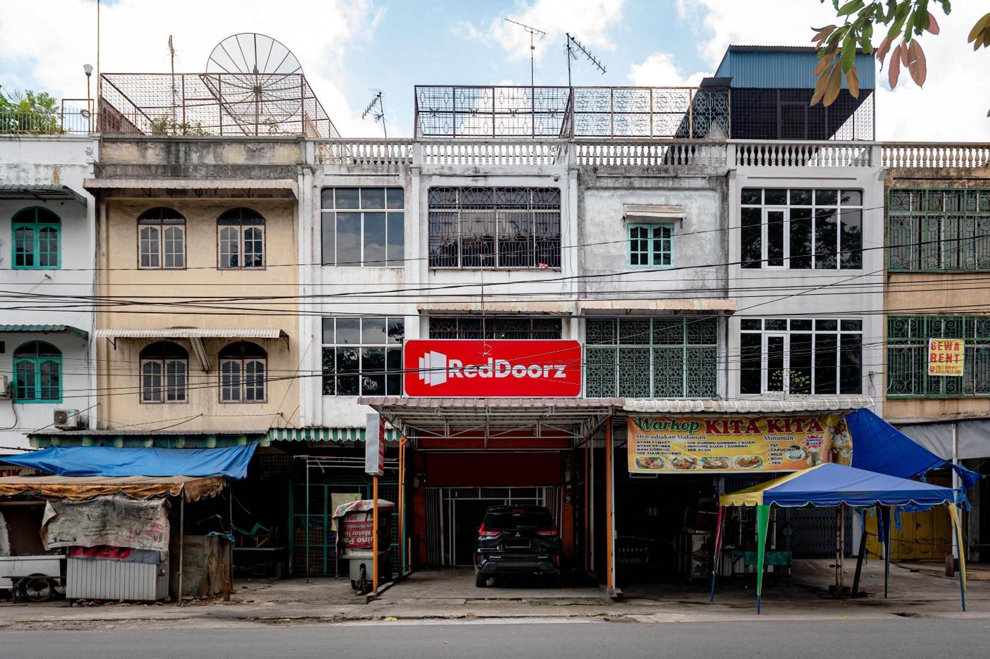 ホテル Reddoorz Near Rsud Dr Pringadi Medan 3 エクステリア 写真